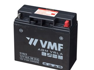 De VMF 51923 factory activated AGM accu uit de Powersport FA serie, schuin van voren gefotografeerd. De accu heeft 12V, 21Ah en 230A startkracht.
