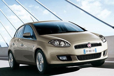 Een taupe kleurige Fiat Bravo