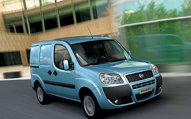 Een blauwe Fiat Doblo