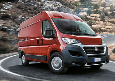 Een rode Fiat Ducato