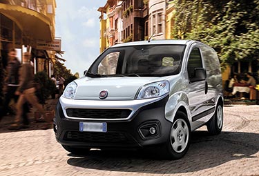 Een grijze Fiat Fiorino