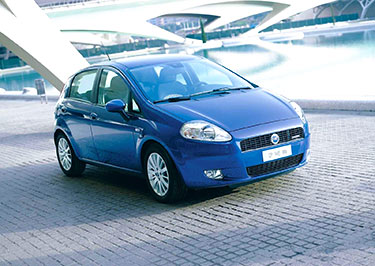 Een blauwe Fiat Punto