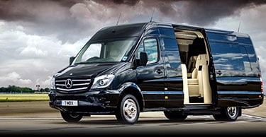 Dit is een zwarte mercedes sprinter