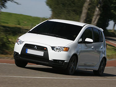 Een witte Mitsubishi Colt