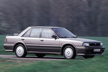 afbeelding van een zwarte NIssan Bluebird