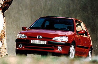 Dit is een rode Peugeot 106