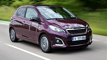 Dit is een paarse Peugeot 108