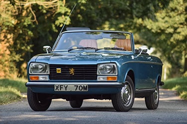 Dit is een afbeelding van een blauwe peugeot 304