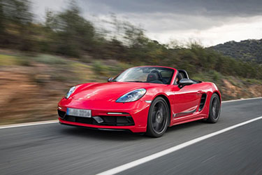 Afbeelding van een rode Porsche Boxster