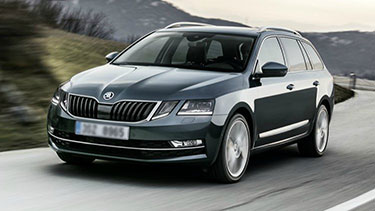 Een donkergrijze Skoda Octavia