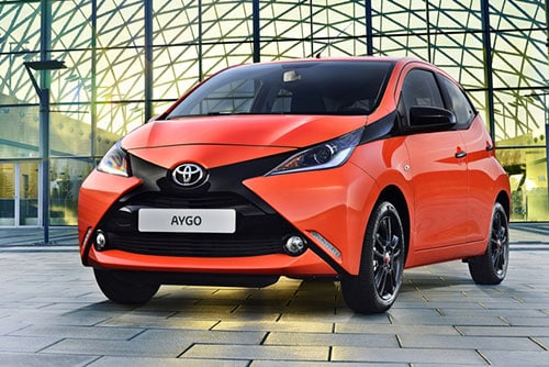 Dit is een oranje Toyota Aygo