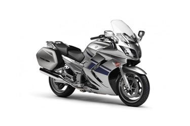 Een zilverkleurige Yamaha FJR