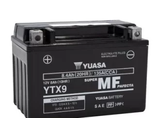 Schuin van voren gefotgrafeerde Yuasa YTX9-BS 8,6Ah motoraccu (YTX9)