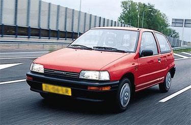 Een rode Daihatsu Charade