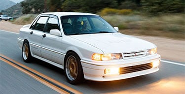 Een witte Mitsubishi Galant