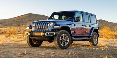 Een zwarte Jeep Wrangler