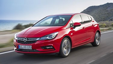 Een rode Opel Astra