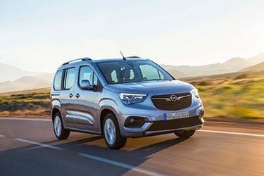 Een zilveren Opel Combo