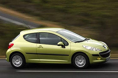 Een gele peugeot 207