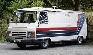 Een foto van een witte Peugeot J9