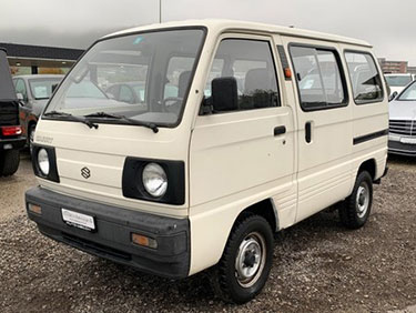 Een witte Suzuki Carry