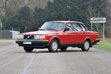 Een rode Volvo 240